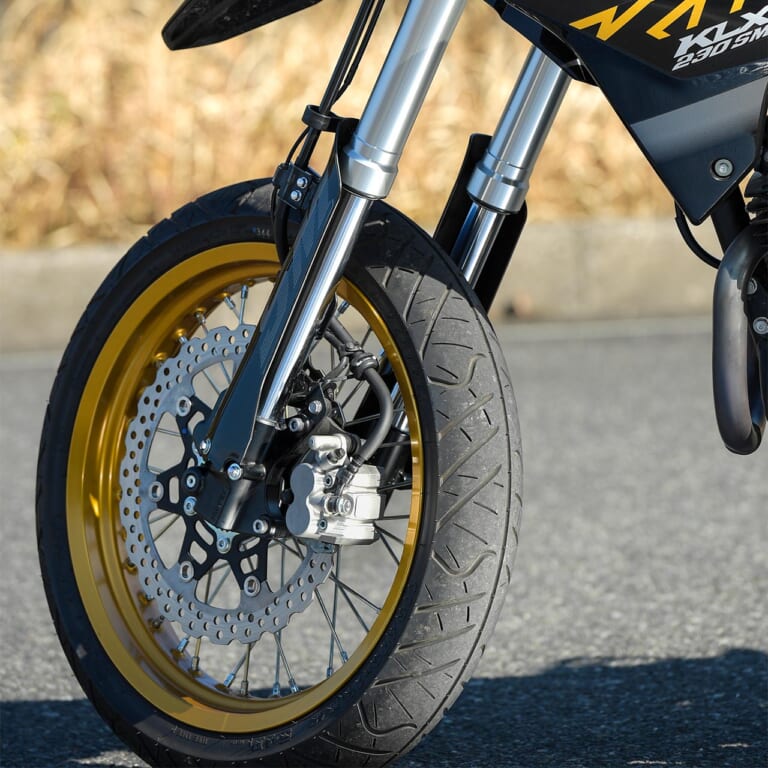 カワサキKLX230SM|足まわり|カワサキKLX230SM試乗インプレッション【俊敏&旋回力抜群、正統派モタードだ】