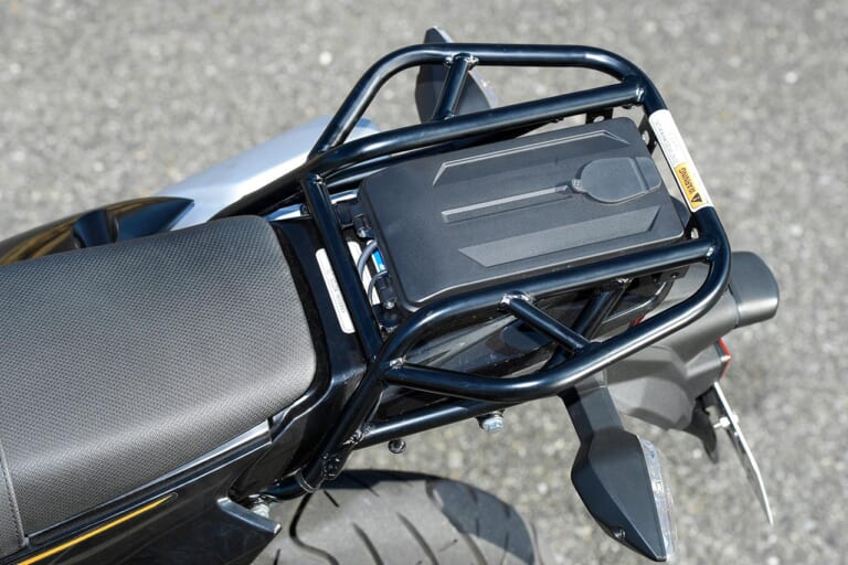 カワサキKLX230SM|リヤキャリア|カワサキKLX230SM試乗インプレッション【俊敏&旋回力抜群、正統派モタードだ】