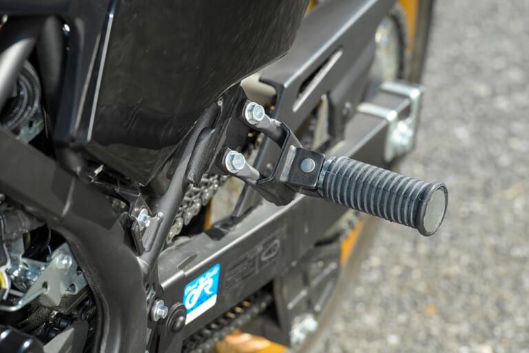 カワサキKLX230SM|タンデムステップ|カワサキKLX230SM試乗インプレッション【俊敏&旋回力抜群、正統派モタードだ】