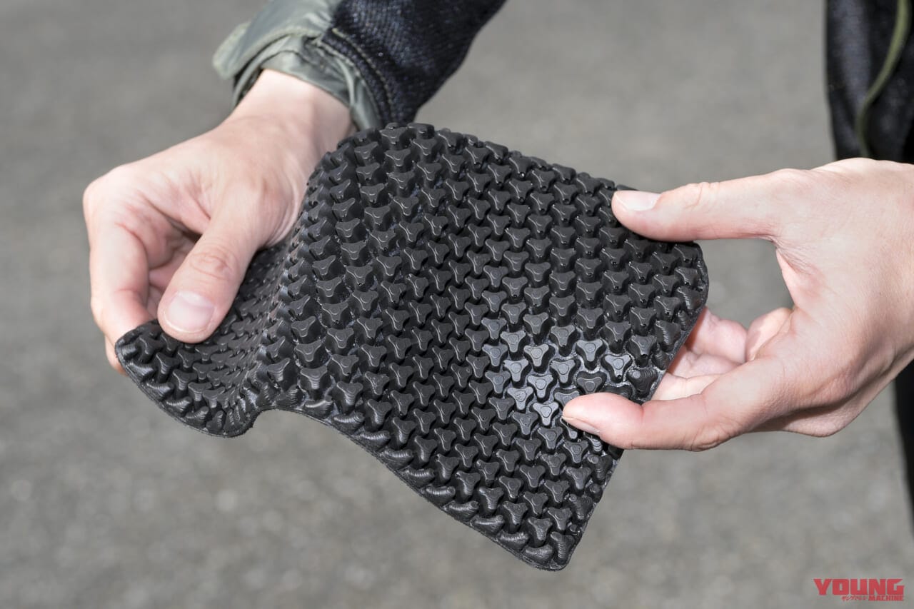 デイトナ トリプレックスボディプロテクター CP-7|軽量かつしなやかで感動! 最新プロテクター〈トリプルフレックス CP-7〉試用インプレッション