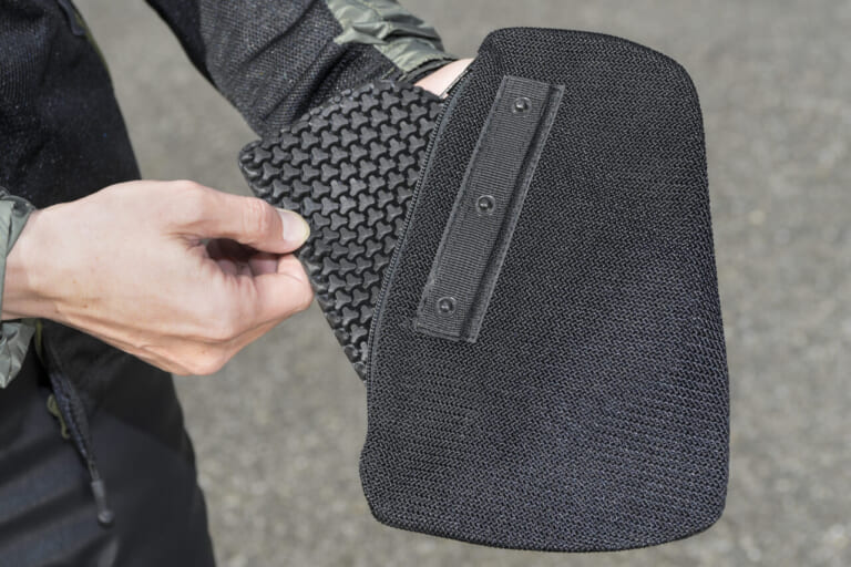 デイトナ トリプレックスボディプロテクター CP-7|軽量かつしなやかで感動! 最新プロテクター〈トリプルフレックス CP-7〉試用インプレッション
