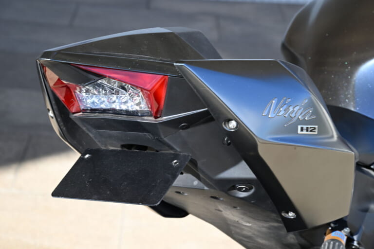 KAWASAKI Ninja H2|トップガン「GPZ900Rマーヴェリック号」の36年間はいかにして再現されたか。そのディテールに迫る