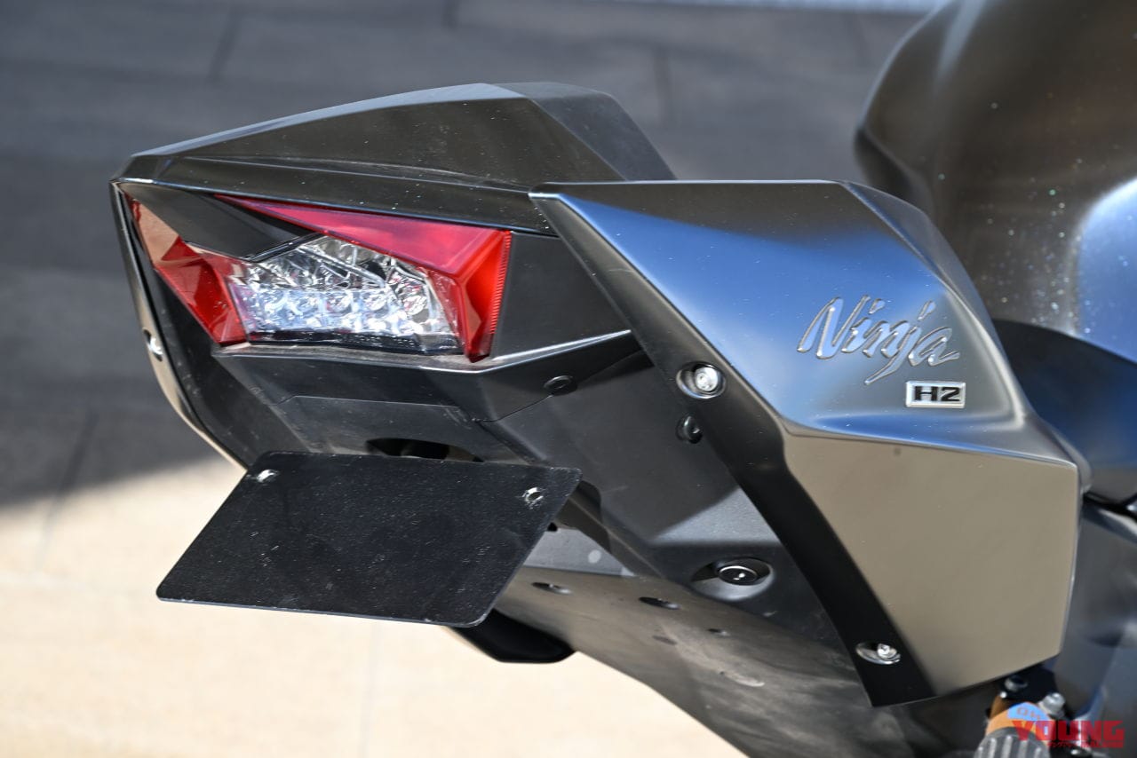 KAWASAKI Ninja H2|トップガン「GPZ900Rマーヴェリック号」の36年間はいかにして再現されたか。そのディテールに迫る