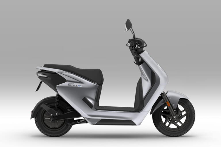 2024 HONDA EM1 e: デジタルシルバーメタリック|ホンダEM1 e:〈いま国内で買える新型バイクカタログ|原付一種(50cc以下)〉
