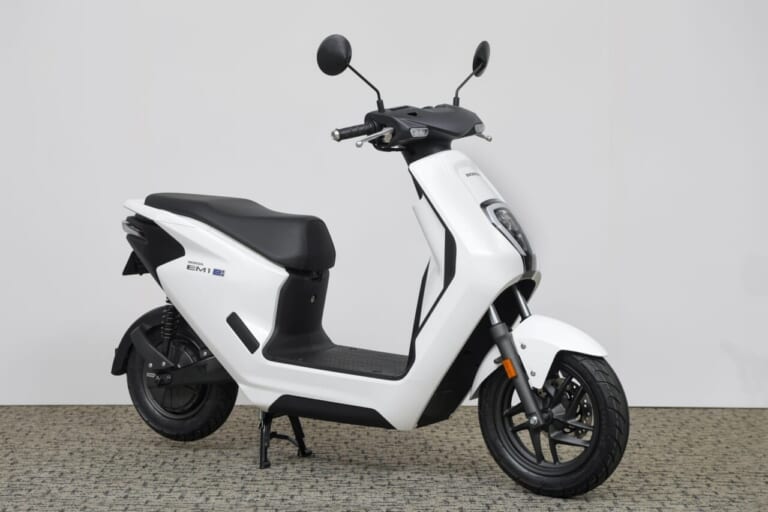 2024 HONDA EM1 e: パールサンビームホワイト|ホンダEM1 e:〈いま国内で買える新型バイクカタログ|原付一種(50cc以下)〉