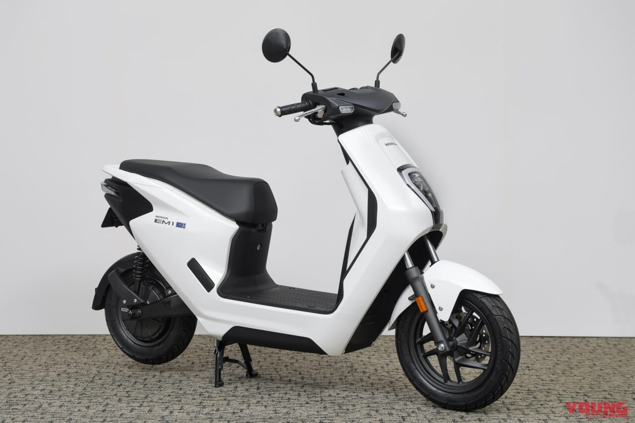 2024 HONDA EM1 e: パールサンビームホワイト|ホンダEM1 e:〈いま国内で買える新型バイクカタログ|原付一種(50cc以下)〉