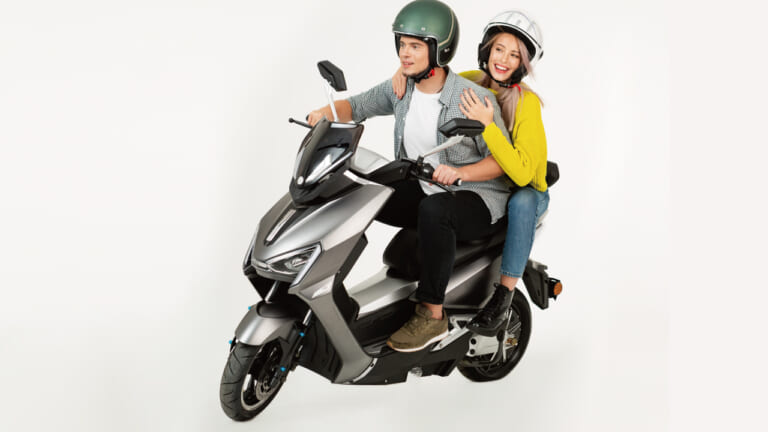 徐々に進む電動化! 電動バイクはどの免許で運転できるのか