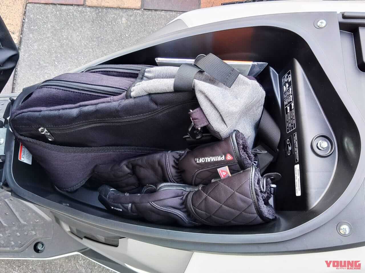 アヴェニス125 収納状況|【新車バイク4台 モニターレポート】スズキ・アヴェニス125編:その2