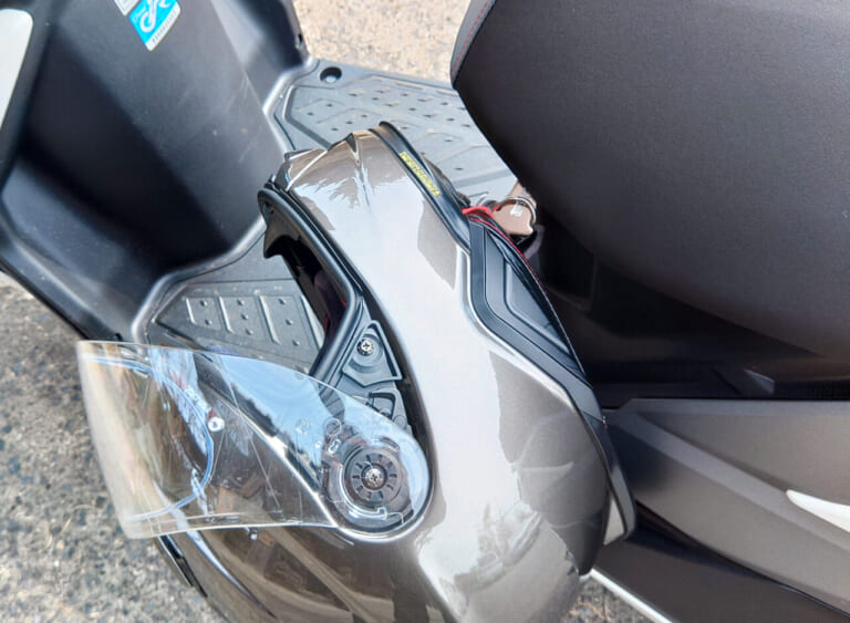 アヴェニス125 ヘルメットホルダーとヘルロックアシスト|【新車バイク4台 モニターレポート】スズキ・アヴェニス125編:その2