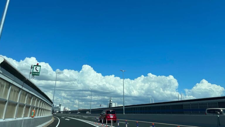 バイクで高速道路の路肩走行OKの国もある?! 日本では国交省が壁になっているが……〈多事走論〉from Nom