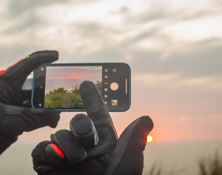 グローブタクト|貼るだけでスマホ対応グローブに! タッチスクリーンステッカー「グローブタクト」がクラファンで先行販売開始