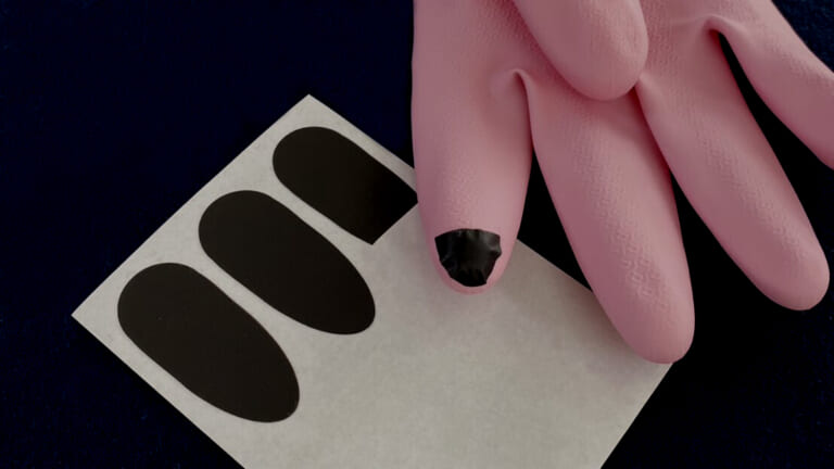 グローブタクト|貼るだけでスマホ対応グローブに! タッチスクリーンステッカー「グローブタクト」がクラファンで先行販売開始