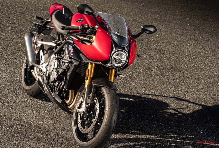 新車入手はこれで最後? 180馬力のカフェレーサー「トライアンフ スピードトリプル1200RR」5万円のクーポンキャンペーンも