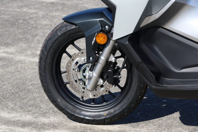 ホンダ ADV160|どっちを選ぶ? ホンダ新型ADV160&フォルツァ 車体比較【160の小回りと250の上質感】