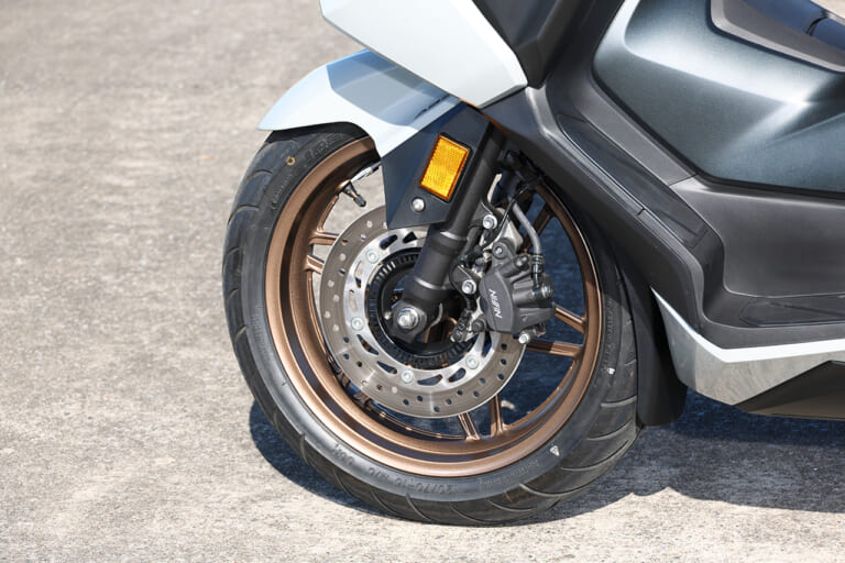 ホンダ フォルツァ|どっちを選ぶ? ホンダ新型ADV160&フォルツァ 車体比較【160の小回りと250の上質感】