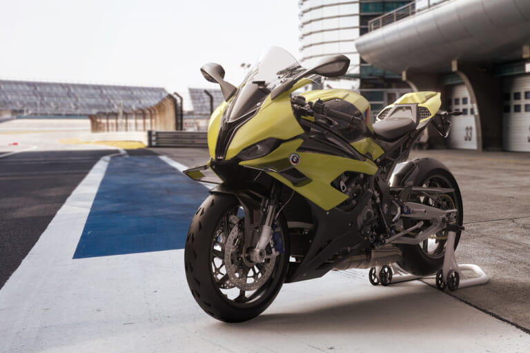 BMW M1000RR|外国車一番人気のバイクはこれだ!【最高峰SSが返り咲き|マシン オブ ザ イヤー2022外車部門】