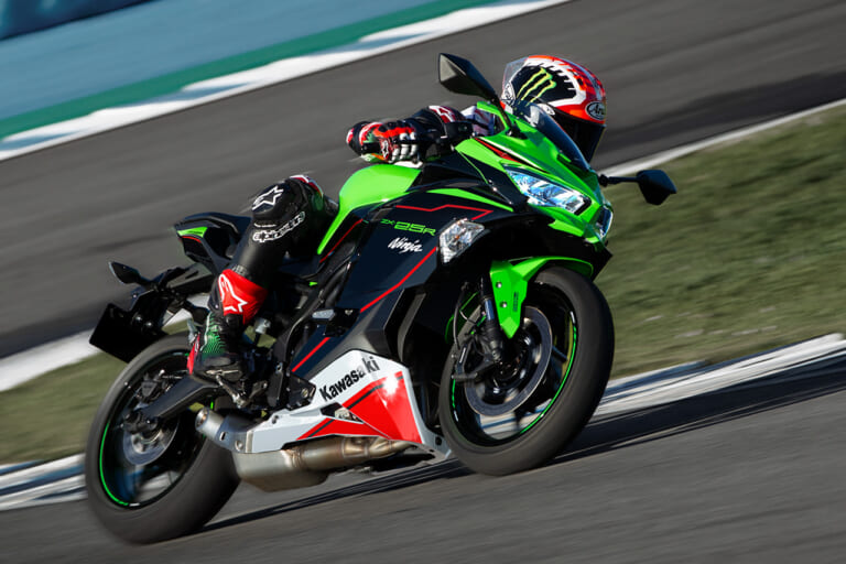 KAWASAKI Ninja ZX-25R|250ccクラス一番人気のバイクはこれだ!【デビュー以来無傷の3連覇|マシン オブ ザ イヤー2022】