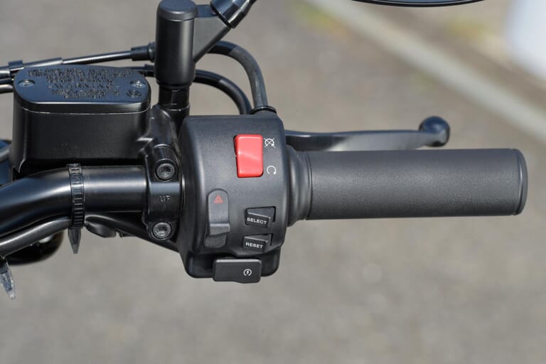 ヤマハ ボルト RスペックABS|ハンドルまわり|ヤマハ ボルト RスペックABS試乗インプレッション【簡潔ゆえの濃醇な味わいに酔う】