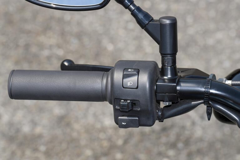 ヤマハ ボルト RスペックABS|ハンドルまわり|ヤマハ ボルト RスペックABS試乗インプレッション【簡潔ゆえの濃醇な味わいに酔う】