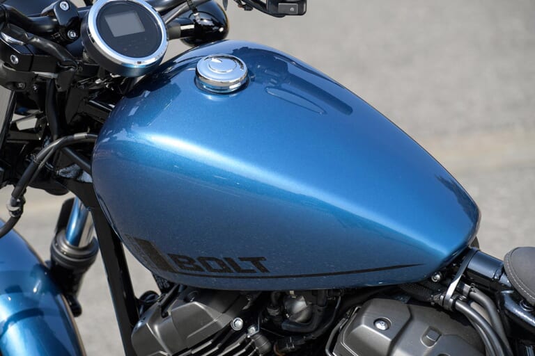 ヤマハ ボルト RスペックABS|燃料タンク|ヤマハ ボルト RスペックABS試乗インプレッション【簡潔ゆえの濃醇な味わいに酔う】