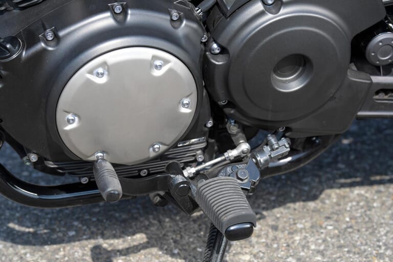 ヤマハ ボルト RスペックABS|ステップ|ヤマハ ボルト RスペックABS試乗インプレッション【簡潔ゆえの濃醇な味わいに酔う】