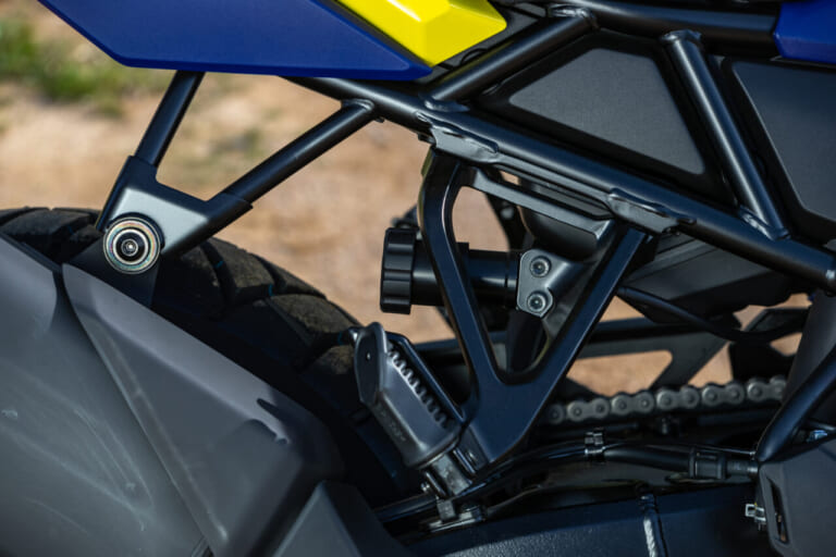 スズキ Vストローム800DE|スズキ Vストローム800DE車両解説【ダート性能の秘密はエンジンにあり!】