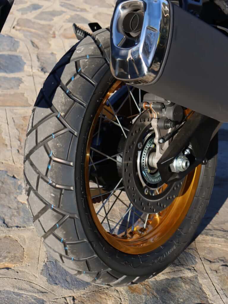 スズキ Vストローム800DE|スズキ Vストローム800DE車両解説【ダート性能の秘密はエンジンにあり!】