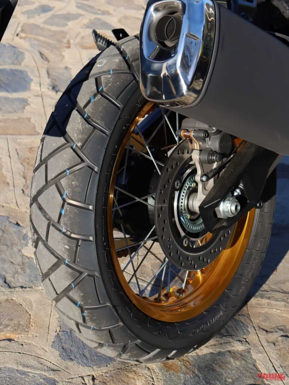 スズキ Vストローム800DE|スズキ Vストローム800DE車両解説【ダート性能の秘密はエンジンにあり!】