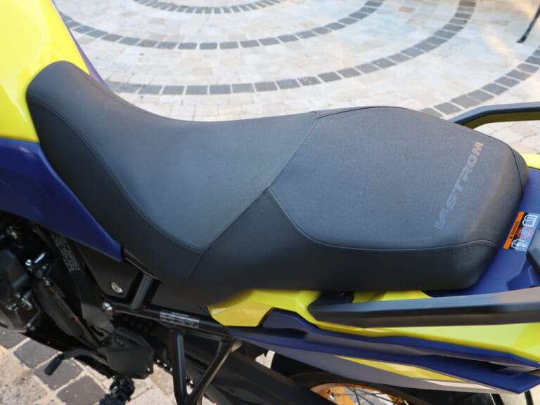 スズキ Vストローム800DE|スズキ Vストローム800DE車両解説【ダート性能の秘密はエンジンにあり!】