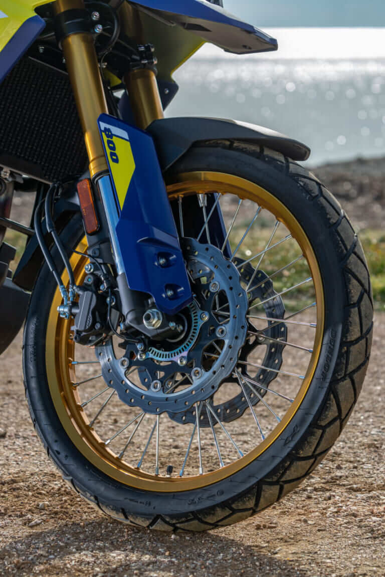 スズキ Vストローム800DE|スズキ Vストローム800DE車両解説【ダート性能の秘密はエンジンにあり!】