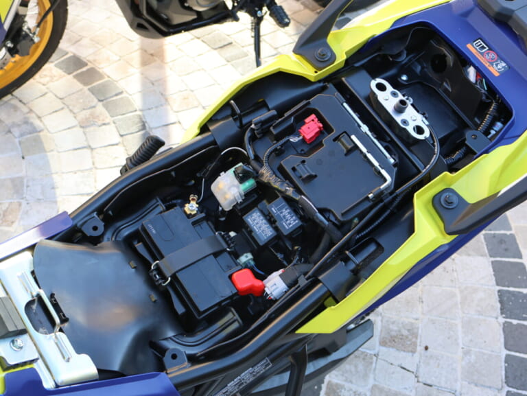 スズキ Vストローム800DE|スズキ Vストローム800DE車両解説【ダート性能の秘密はエンジンにあり!】