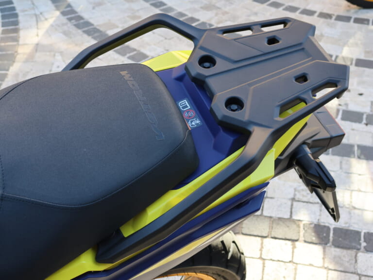 スズキ Vストローム800DE|スズキ Vストローム800DE車両解説【ダート性能の秘密はエンジンにあり!】