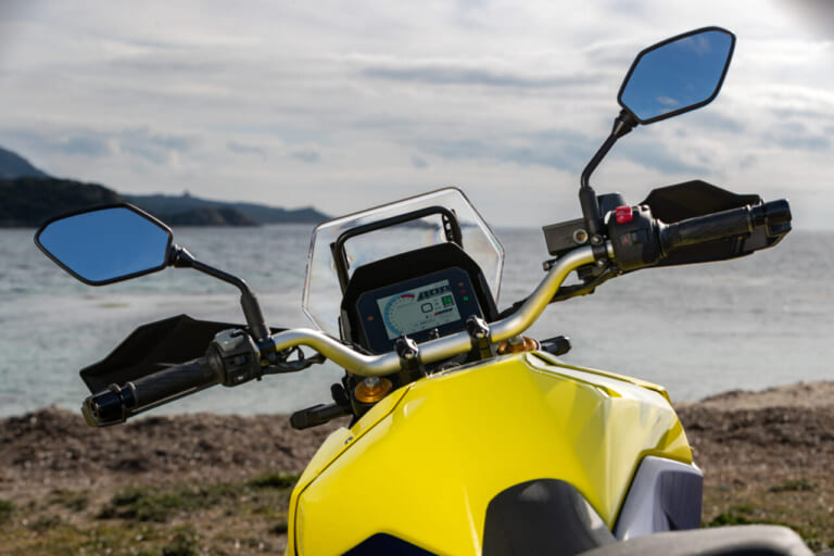 スズキ Vストローム800DE|スズキ Vストローム800DE車両解説【ダート性能の秘密はエンジンにあり!】