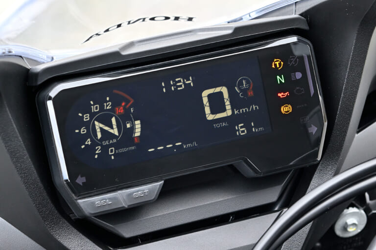 HONDA CBR650R|ホンダ CBR650R VS CB650R いまや希少な直列4気筒対決!【100万円+αで味わえるビッグバイクの醍醐味】