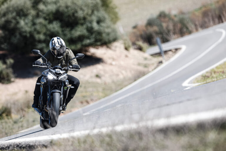 トライアンフ ストリートトリプルR|原田哲也のトライアンフ ストリートトリプルR/RS 試乗インプレッション【胸のすく加速感を意のままに操る】