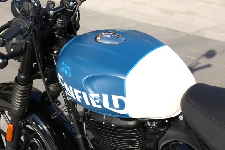 ロイヤルエンフィールド ハンター350|燃料タンク|GB350の最強ライバル?! ロイヤルエンフィールド ハンター350試乗インプレッション【際立つ軽快感と胸のすく爽快なダッシュ】