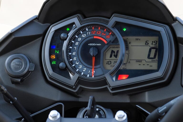 カワサキ ヴェルシス-X250ツアラー|メーター|カワサキ ヴェルシス‐X 250ツアラー試乗インプレッション【語り継ぎたい名車。新車を買うなら今】