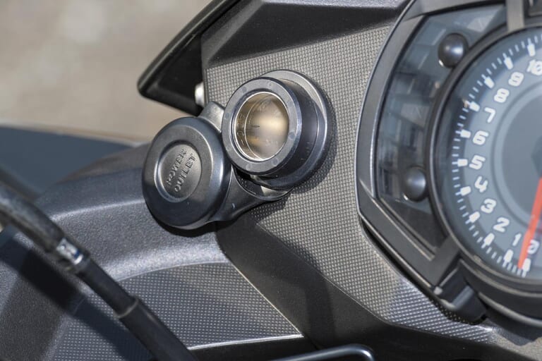 カワサキ ヴェルシス-X250ツアラー|DCソケット|カワサキ ヴェルシス‐X 250ツアラー試乗インプレッション【語り継ぎたい名車。新車を買うなら今】