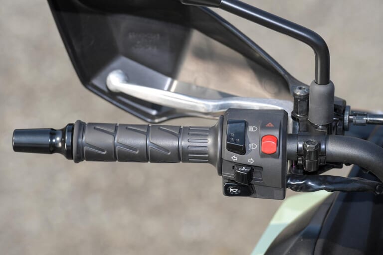 カワサキ ヴェルシス-X250ツアラー|スイッチまわり|カワサキ ヴェルシス‐X 250ツアラー試乗インプレッション【語り継ぎたい名車。新車を買うなら今】