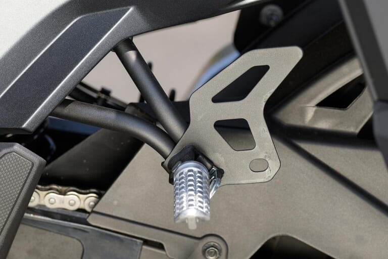 カワサキ ヴェルシス-X250ツアラー|ステップ|カワサキ ヴェルシス‐X 250ツアラー試乗インプレッション【語り継ぎたい名車。新車を買うなら今】