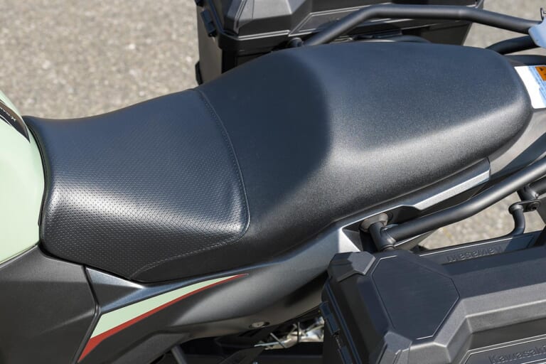 カワサキ ヴェルシス-X250ツアラー|シート|カワサキ ヴェルシス‐X 250ツアラー試乗インプレッション【語り継ぎたい名車。新車を買うなら今】