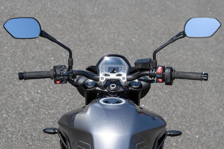 トライアンフ ストリートトリプル765R|コックピット|トライアンフ ストリートトリプル765R試乗インプレッション【極上エンジンの究極ストリートファイター】