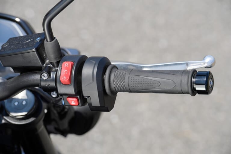 トライアンフ ストリートトリプル765R|ハンドルまわり|トライアンフ ストリートトリプル765R試乗インプレッション【極上エンジンの究極ストリートファイター】