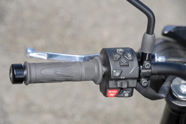 トライアンフ ストリートトリプル765R|ハンドルまわり|トライアンフ ストリートトリプル765R試乗インプレッション【極上エンジンの究極ストリートファイター】