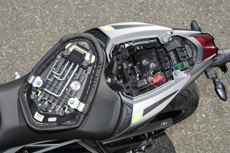 トライアンフ ストリートトリプル765R|シート下|トライアンフ ストリートトリプル765R試乗インプレッション【極上エンジンの究極ストリートファイター】