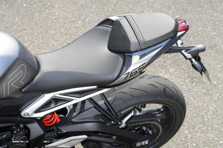 トライアンフ ストリートトリプル765R|シート|トライアンフ ストリートトリプル765R試乗インプレッション【極上エンジンの究極ストリートファイター】