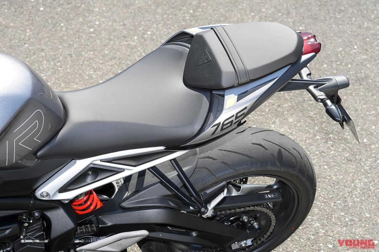 トライアンフ ストリートトリプル765R|シート|トライアンフ ストリートトリプル765R試乗インプレッション【極上エンジンの究極ストリートファイター】