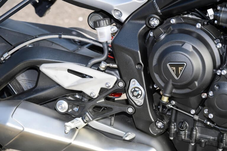 トライアンフ ストリートトリプル765R|ステップまわり|トライアンフ ストリートトリプル765R試乗インプレッション【極上エンジンの究極ストリートファイター】