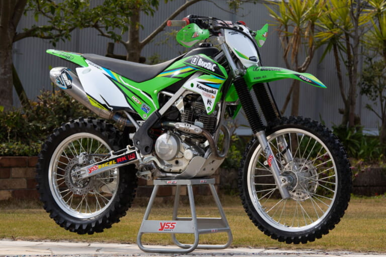 YSS製の前後サスペンションで、オフロード車の乗り心地を改善！【YSS JAPAN KLX230R】