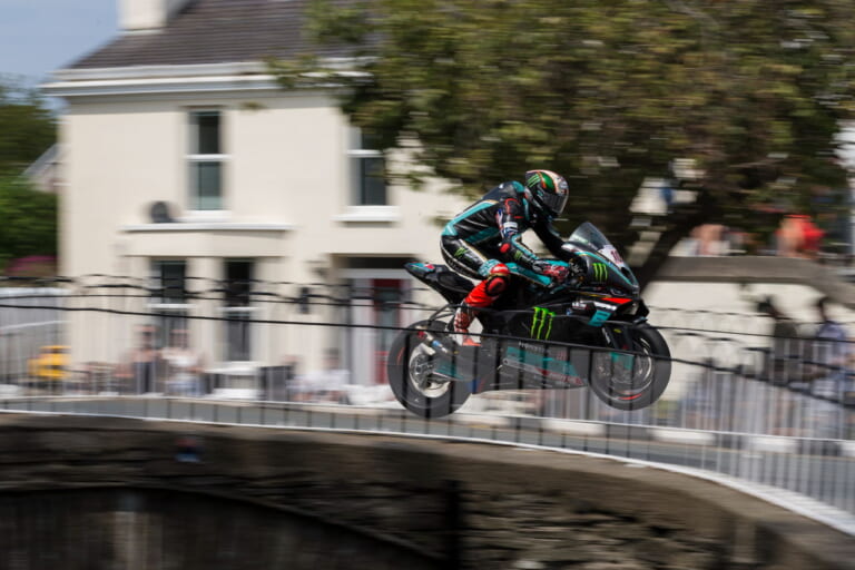 マン島TT|2023年|2023年のマン島TTは英雄2人の一騎打ち! 奇跡的な好天も続いた